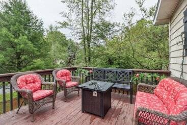 Tobyhanna Home W/ Fire Pits   9 Mi To Kalahari!