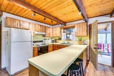 بيت ريفى Traditional Blakeslee Chalet: Deck & Lake Access!