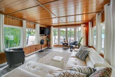 茅舍 Waterfront Royal Home W/ Dock & Patio!