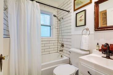Whimsical Cottage Near Springfield Art Museum!