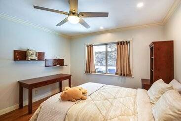 Whittier Vacation Rental: Close To Hiking Trails!