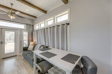 Community Pool & Hot Tub: Austin Tiny Home!