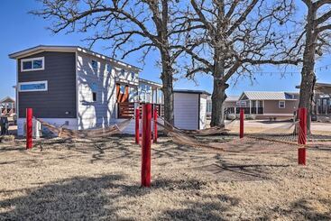 Community Pool & Hot Tub: Austin Tiny Home!