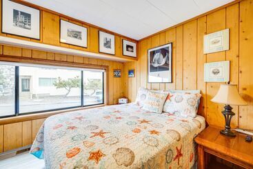 Beachfront Cottage On Seaside Promenade W/ Hot Tub