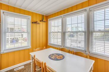 コテージ Carolina Beach Home W/ Private Deck: Walk To Shore