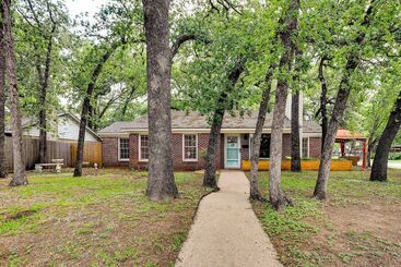 ~ 4 Mi To Fort Worth Stockyards: River Oaks Home!