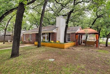 ~ 4 Mi To Fort Worth Stockyards: River Oaks Home!
