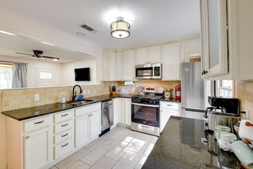 ~ 4 Mi To Fort Worth Stockyards: River Oaks Home!