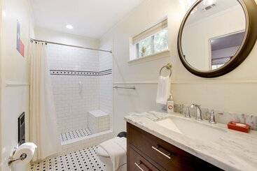 ~ 4 Mi To Fort Worth Stockyards: River Oaks Home!
