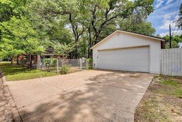 ~ 4 Mi To Fort Worth Stockyards: River Oaks Home!