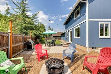 Colorful Bend Home W/ Yard & Fire Pit!