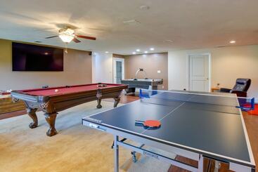 بيت ريفى Conway Home W/ Private Hot Tub, Deck & Game Room!