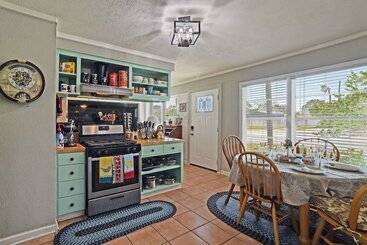 Corpus Christi Home W/ Grill, 3 Blocks To Bay!