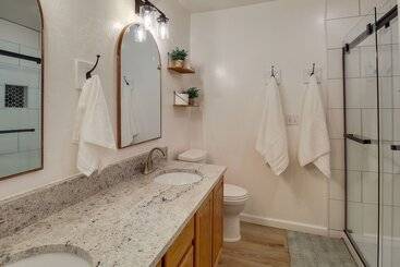 Walk To City Park: Family Friendly Show Low Home