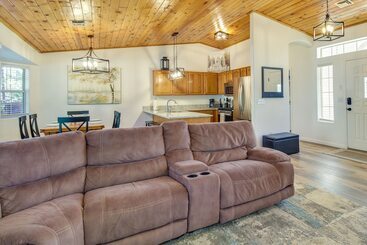 Walk To City Park: Family Friendly Show Low Home