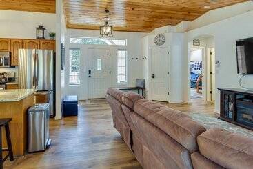 Walk To City Park: Family Friendly Show Low Home