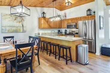 Walk To City Park: Family Friendly Show Low Home