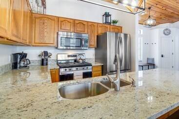 Walk To City Park: Family Friendly Show Low Home