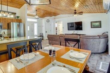 Walk To City Park: Family Friendly Show Low Home