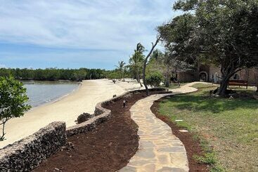 هتل Mwazaro Beach Lodge