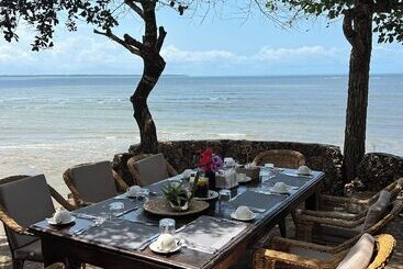 هتل Mwazaro Beach Lodge