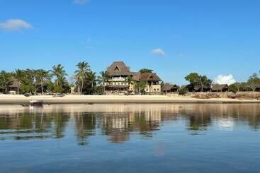 هتل Mwazaro Beach Lodge