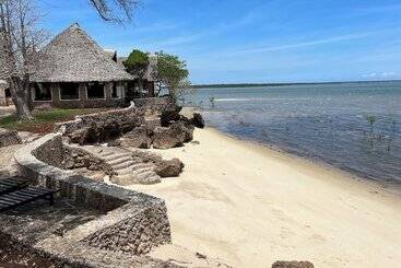 هتل Mwazaro Beach Lodge