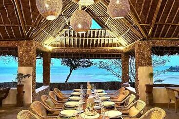هتل Mwazaro Beach Lodge