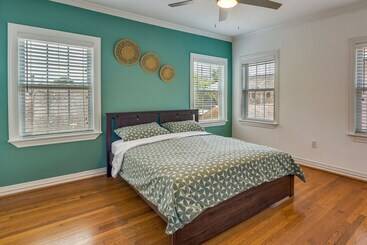 Quaint Houston Hideaway   3 Mi To Downtown!