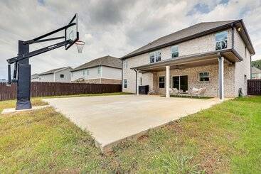 Huntsville Oasis W/ Basketball Court & Patio!