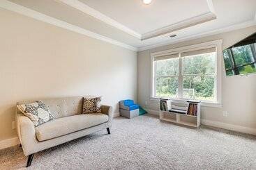 Huntsville Oasis W/ Basketball Court & Patio!