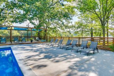 Kimberling City Oasis: Boat Slip, Kayaks & More!