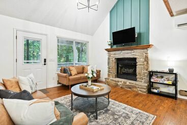 Maggie Valley Mountain Escape W/ Fire Pit & Deck