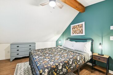 Maggie Valley Mountain Escape W/ Fire Pit & Deck