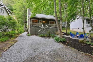 Maggie Valley Mountain Escape W/ Fire Pit & Deck