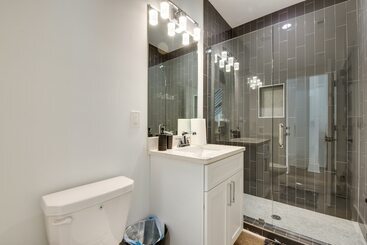 Modern Atlanta Home W/ Balcony: 2 Mi To Downtown!