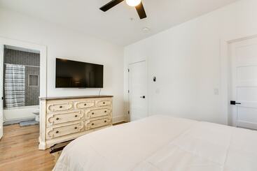 Modern Atlanta Home W/ Balcony: 2 Mi To Downtown!