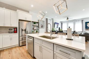 Modern Atlanta Home W/ Balcony: 2 Mi To Downtown!