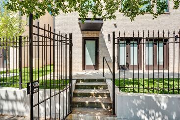 Modern Atlanta Home W/ Balcony: 2 Mi To Downtown!