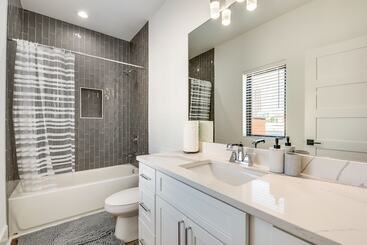 Modern Atlanta Home W/ Balcony: 2 Mi To Downtown!