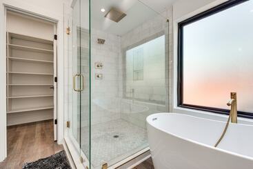 Modern Atlanta Home W/ Balcony: 2 Mi To Downtown!