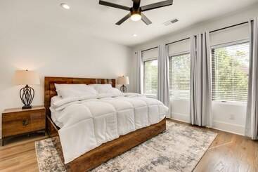 Modern Atlanta Home W/ Balcony: 2 Mi To Downtown!