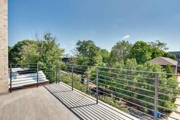 Modern Atlanta Home W/ Balcony: 2 Mi To Downtown!