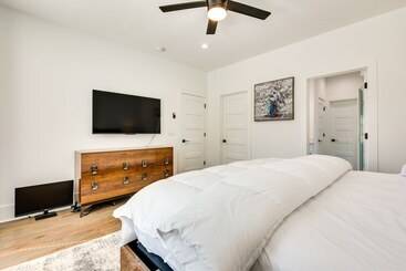 Modern Atlanta Home W/ Balcony: 2 Mi To Downtown!