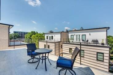 Modern Atlanta Home W/ Balcony: 2 Mi To Downtown!
