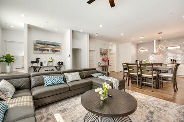 Modern Atlanta Home W/ Balcony: 2 Mi To Downtown!