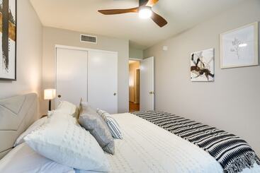 קוטג'' Modern Peoria Home W/ Pool Access & Private Yard!