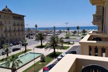 پانسیون Room In Guest Room   Viareggio Top Deco Versilia