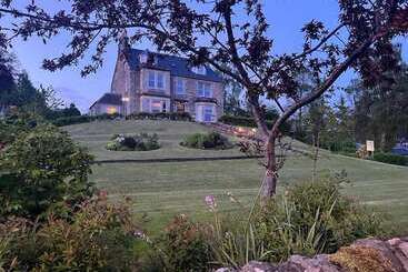 پانسیون The Poplars Guest House