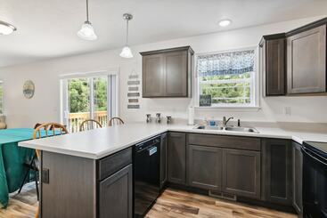 Reeds Spring Home: 4 Mi To Table Rock Lake!